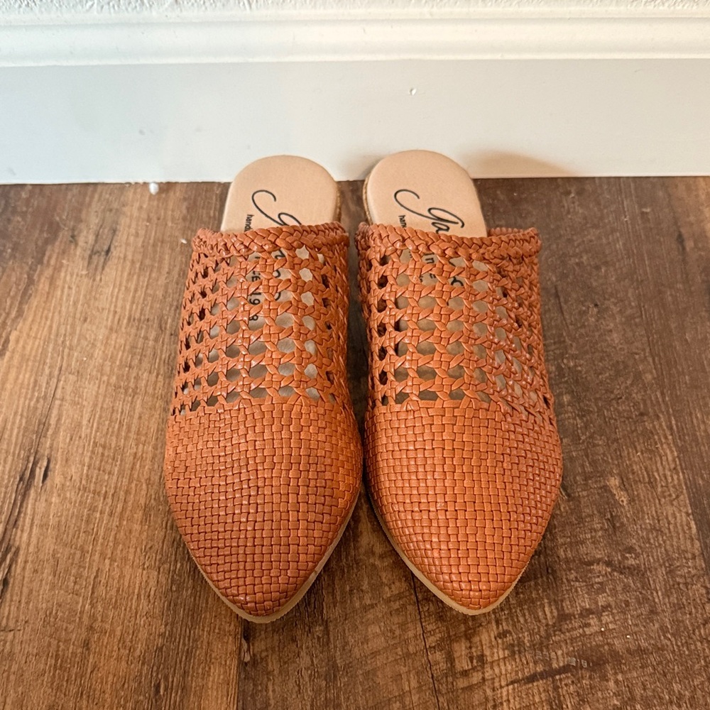 NEW IN BOX Tan Woven Mules gaimo SZ 36